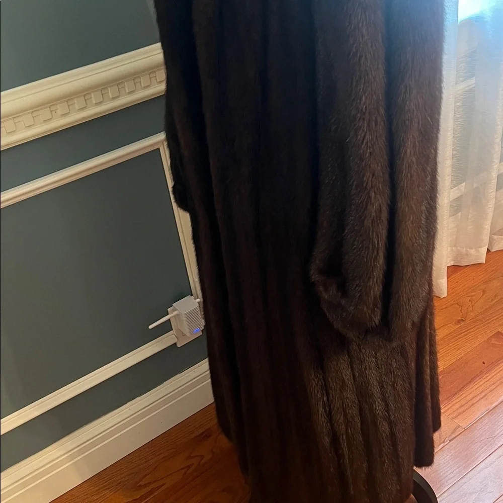 Luxurious Brown Fur Coat - Picture 17 of 17